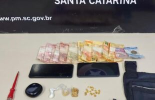 Dupla é presa com drogas após perseguição em Orleans