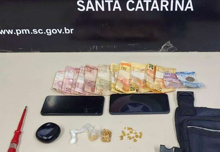 Dupla é presa com drogas após perseguição em Orleans