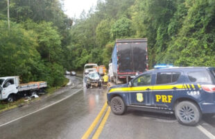 Grave acidente entre caminhão e carro interdita subida de serra em Santa Catarina