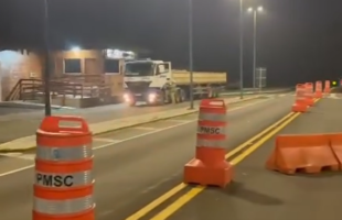 Carreta é impedida de descer a serra do rio do rastro por violar restrições