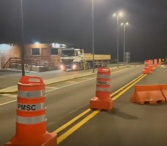 Carreta é impedida de descer a serra do rio do rastro por violar restrições