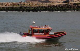 Bombeiros resgatam lancha com falha no leme na boca da Barra