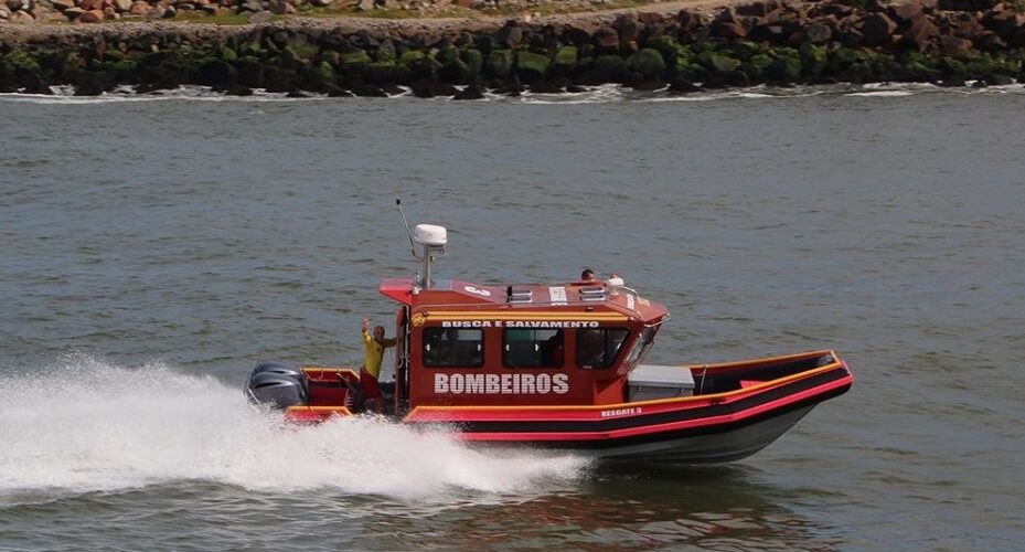 Bombeiros resgatam lancha com falha no leme na boca da Barra