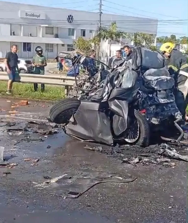 Engavetamento na BR-101 deixa três mortos da mesma família em Itajaí