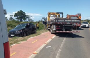 Colisão entre carro e caminhão deixa vítimas presas às ferragens em Balneário Rincão
