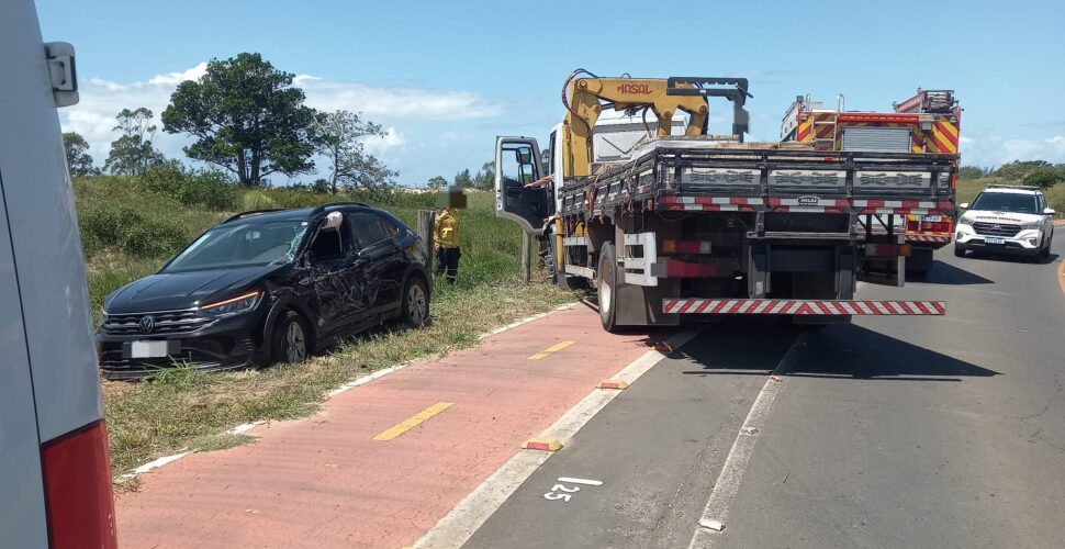 Colisão entre carro e caminhão deixa vítimas presas às ferragens em Balneário Rincão