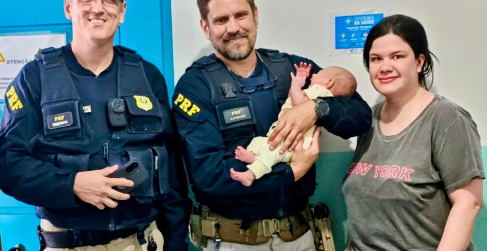 Bebê de 50 dias é socorrida por policiais rodoviários após se engasgar na BR-101