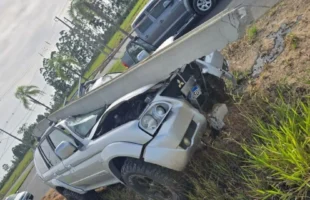 Carro perde controle e colide com poste em Araranguá; motorista é socorrido