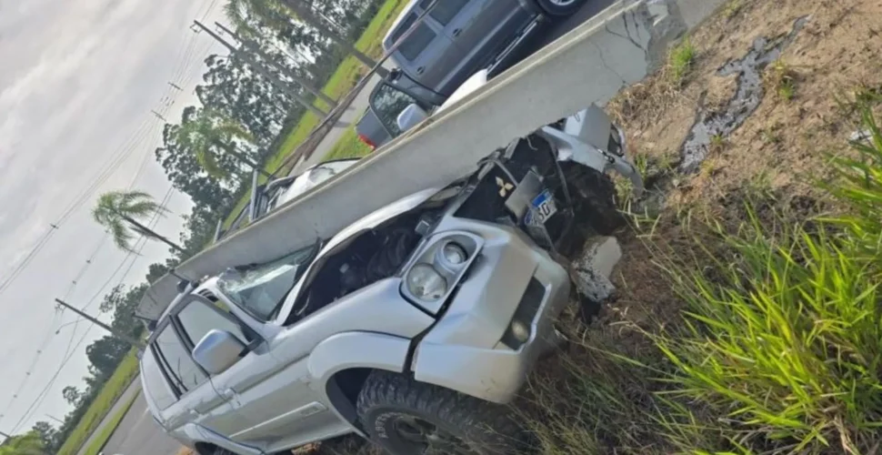 Carro perde controle e colide com poste em Araranguá; motorista é socorrido
