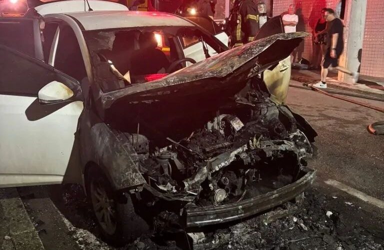 Mãe e filha escapam ilesas após carro pegar fogo no centro de Tubarão