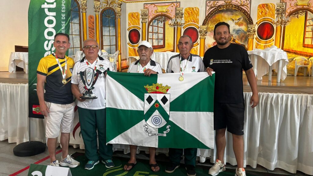 Lauro Müller celebra tradição do dominó: dupla campeã regional e aposentados movimentam pracinha