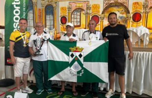 Lauro Müller celebra tradição do dominó: dupla campeã regional e aposentados movimentam pracinha