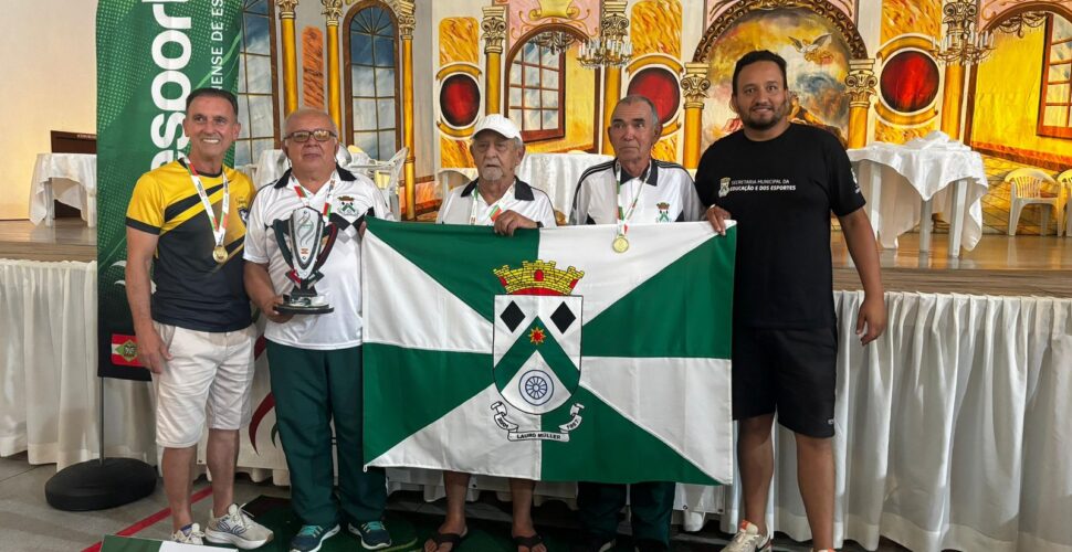 Lauro Müller celebra tradição do dominó: dupla campeã regional e aposentados movimentam pracinha