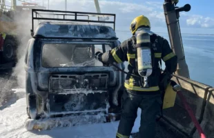 Incêndio destrói Kombi e atinge estrutura da Ponte Anita Garibaldi, em Laguna
