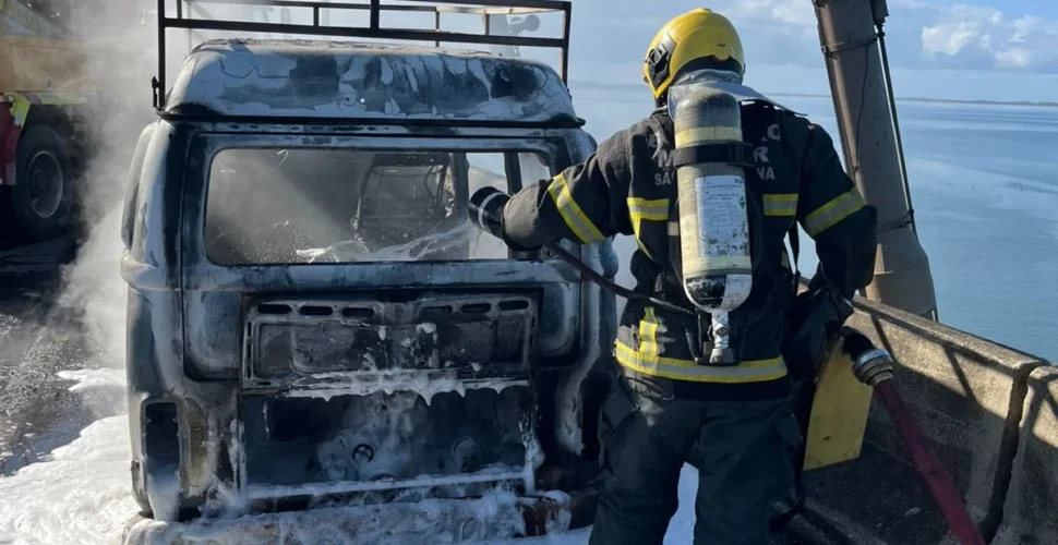 Incêndio destrói Kombi e atinge estrutura da Ponte Anita Garibaldi, em Laguna