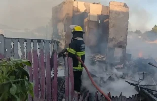 Incêndio atinge casa na Zona Sul de Balneário Rincão e mobiliza bombeiros