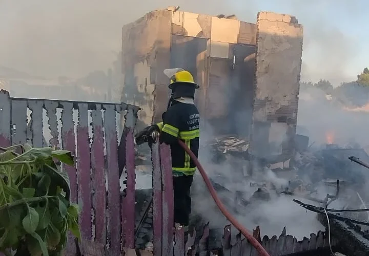 Incêndio atinge casa na Zona Sul de Balneário Rincão e mobiliza bombeiros