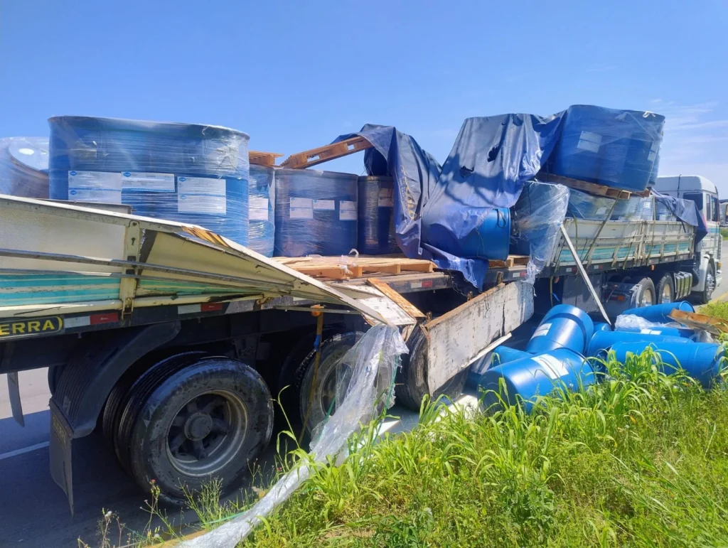 Carga de resina tomba de carreta e deixa pista escorregadia em Criciúma