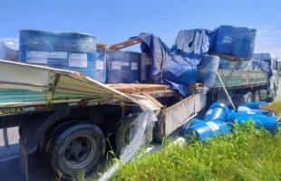 Carga de resina tomba de carreta e deixa pista escorregadia em Criciúma