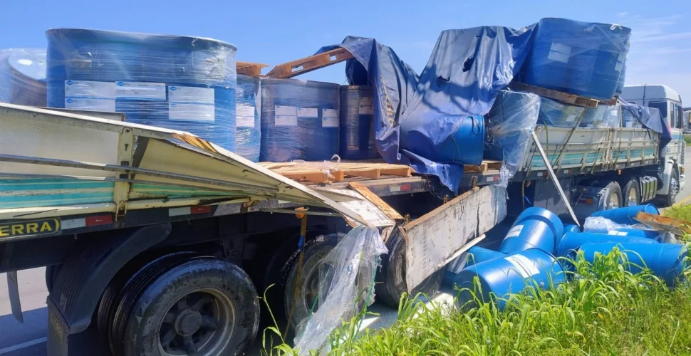 Carga de resina tomba de carreta e deixa pista escorregadia em Criciúma