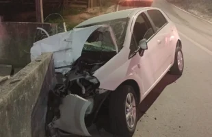 Carro atinge muro de residência após motorista perder controle em Tubarão