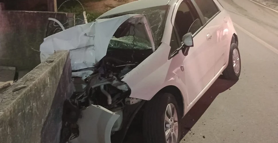 Carro atinge muro de residência após motorista perder controle em Tubarão