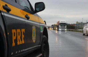 Colisão entre carro e caminhão deixa ferido grave na BR-101 em Sangão