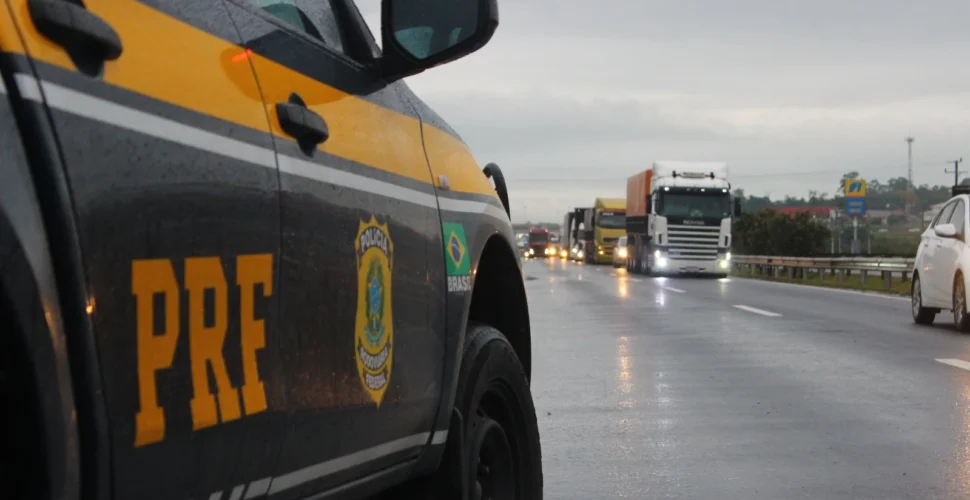 Colisão entre carro e caminhão deixa ferido grave na BR-101 em Sangão