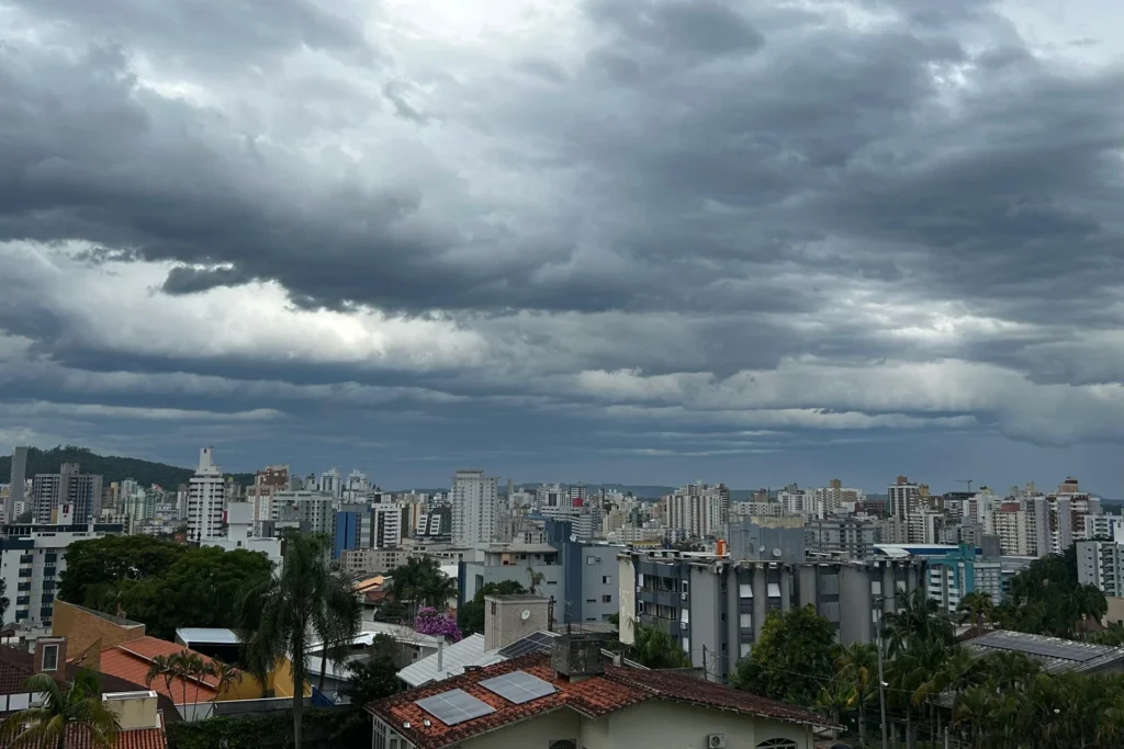 Previsão indica dias nublados e pancadas de chuva ao longo da semana