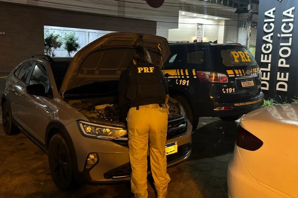 PRF prende mulher foragida dirigindo carro furtado na BR-101