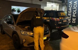PRF prende mulher foragida dirigindo carro furtado na BR-101