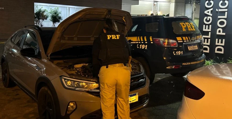 PRF prende mulher foragida dirigindo carro furtado na BR-101
