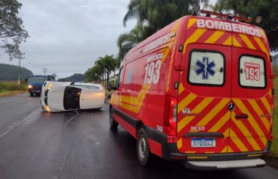 Carro capota após colidir com porco na SC-108 em São Ludgero