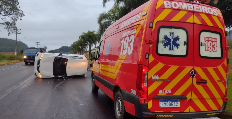 Carro capota após colidir com porco na SC-108 em São Ludgero