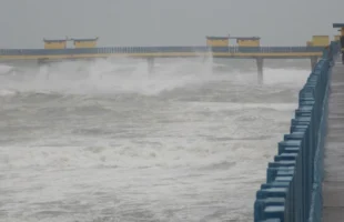 Mar agitado deixa litoral de SC em alerta para ressaca e ondas de até 2,5 metros