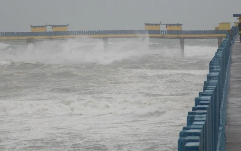 Mar agitado deixa litoral de SC em alerta para ressaca e ondas de até 2,5 metros