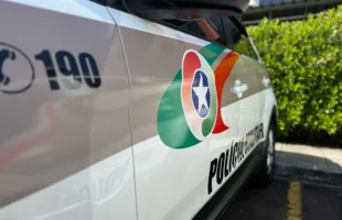 Mulher com mandado por furto é presa ao desembarcar de ônibus em Laguna