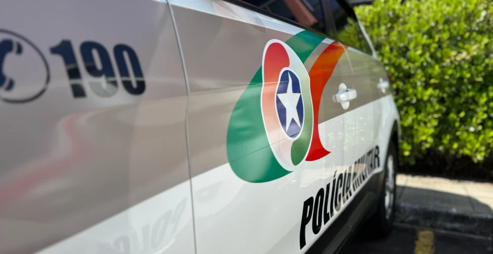 Mulher com mandado por furto é presa ao desembarcar de ônibus em Laguna