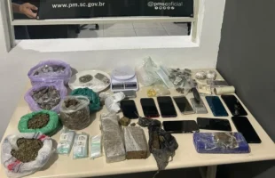 Cinco são presos e grande quantidade de drogas é apreendida em ação da PM em Tubarão