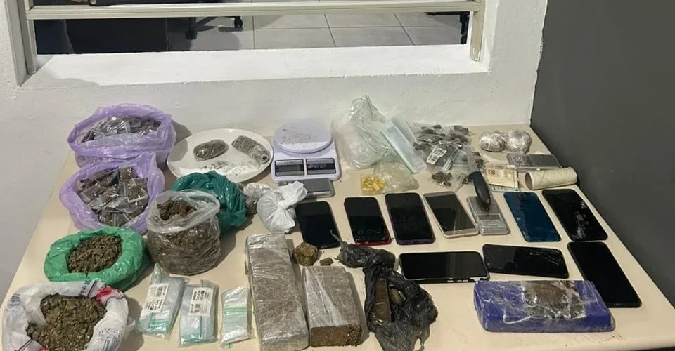 Cinco são presos e grande quantidade de drogas é apreendida em ação da PM em Tubarão