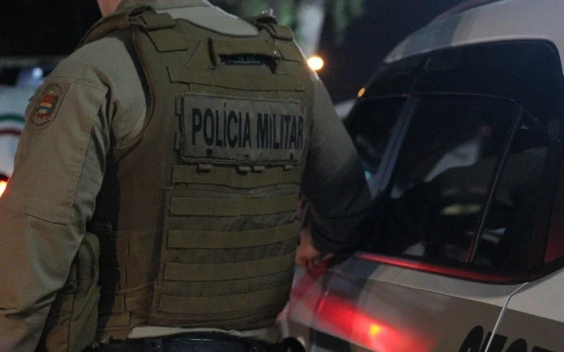 Mulher com mandado por homicídio é presa em Laguna