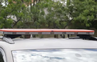 Motociclista fica ferido após bater em carro estacionado e deslizar pela pista em Siderópolis