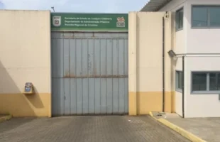 Homem com mandado por roubo é preso ao tentar se esconder em Criciúma