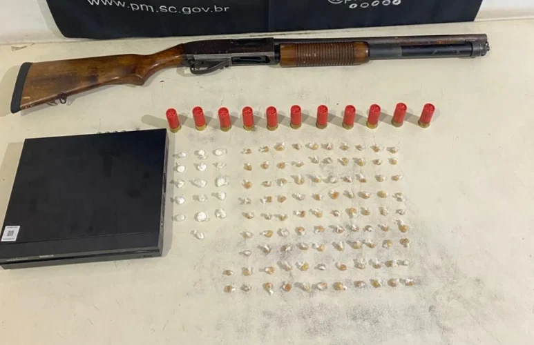 Suspeito de tráfico é detido com crack, cocaína e espingarda em Araranguá