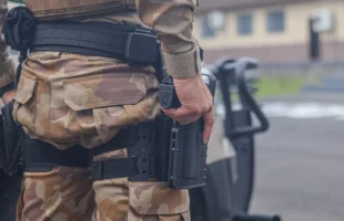 Dupla é presa com drogas e simulacro de arma após abordagem em Criciúma