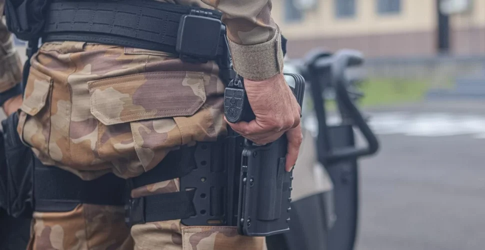 Dupla é presa com drogas e simulacro de arma após abordagem em Criciúma