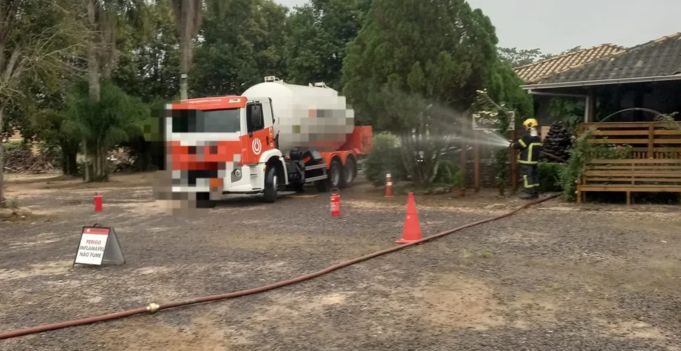 Vazamento de gás em caminhão mobiliza bombeiros por mais de 10 horas em Içara