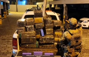 PRF apreende quase uma tonelada de maconha após perseguição em SC