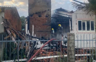 Incêndio destrói casa de madeira no bairro Mato Alto, em Araranguá
