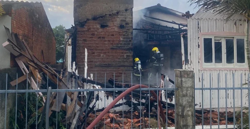 Incêndio destrói casa de madeira no bairro Mato Alto, em Araranguá
